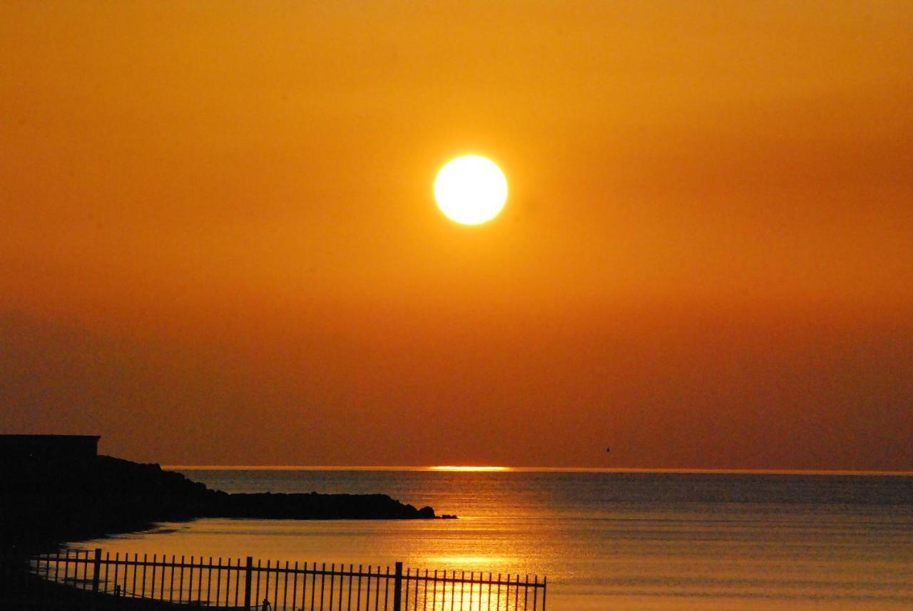 Tramonto Sul Mare - Sea Suite Savone Extérieur photo