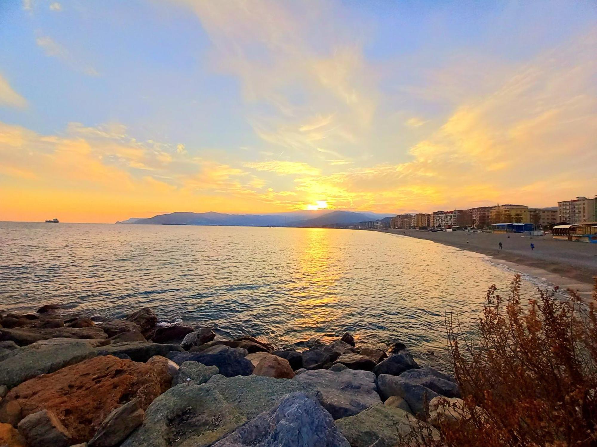 Tramonto Sul Mare - Sea Suite Savone Extérieur photo