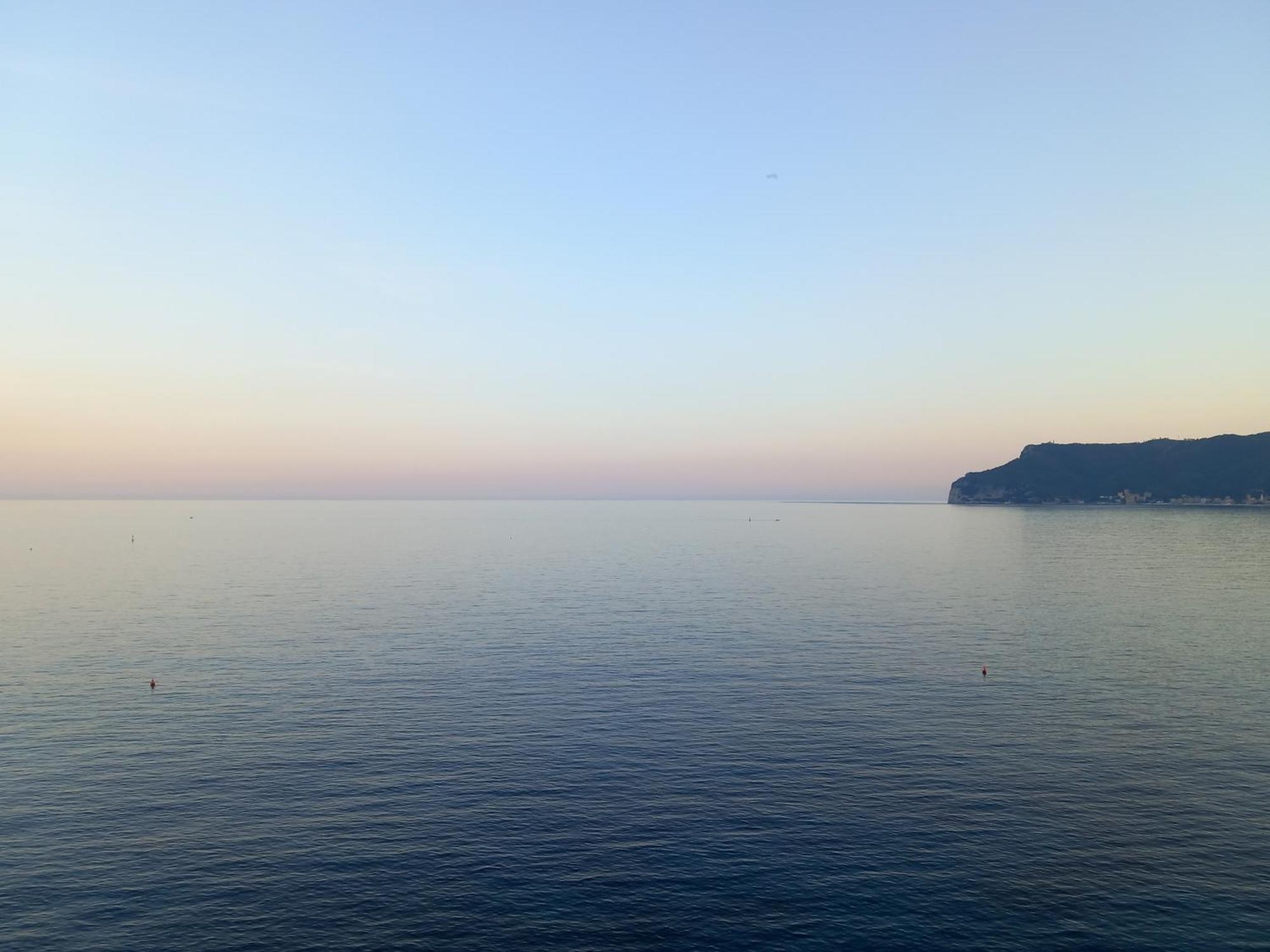 Tramonto Sul Mare - Sea Suite Savone Extérieur photo
